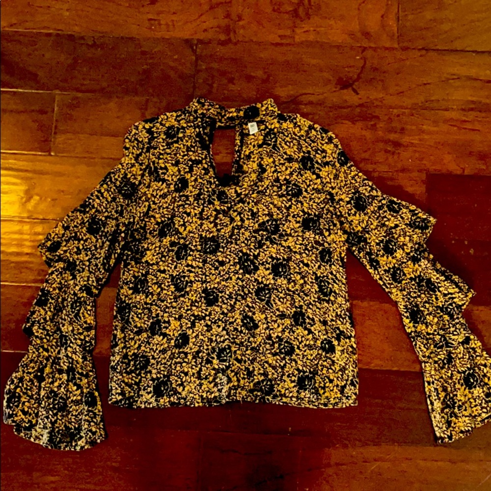 Blouse with tiered sleeve & keyhole neck